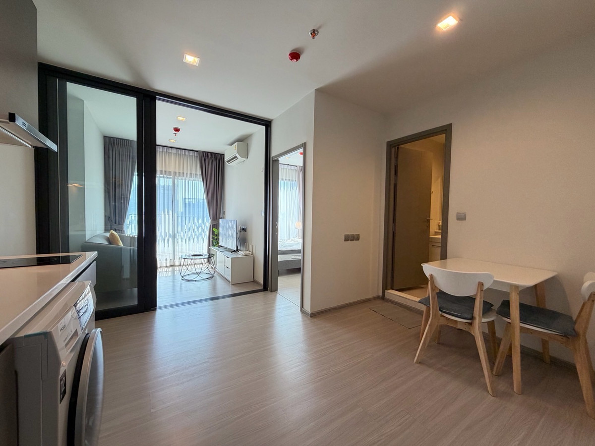 For RentCondoRama9, Petchburi, RCA : Beautiful room, good vibe, in the heart of Asoke-Rama 9, Life Asoke Hype, best price. If interested, make an appointment to view, reserve quickly.