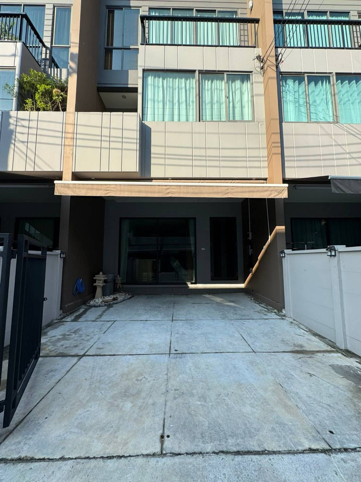 For RentTownhomeMin Buri, Romklao : 💥CP-9927💥 Available for rent: 3-story townhome in Baan Klang Muang Rama 9 - Krungthep Kreetha project. 👉Add Line @expertcondo