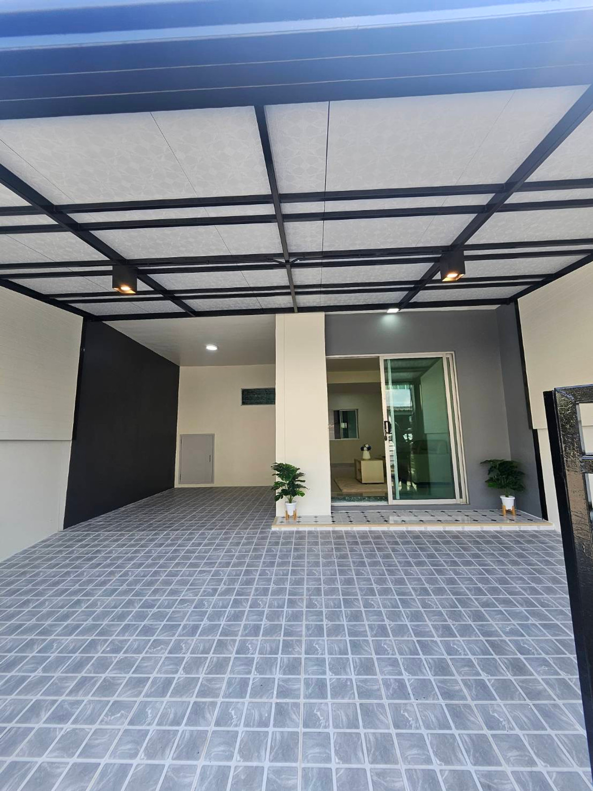 For SaleTownhomePathum Thani,Rangsit, Thammasat : Newly renovated townhouse for sale Ready to move in immediately 💥 Special price only 1.89 million baht 💥 Newly renovated house. The price is less than a million. Not easy to find in this area!