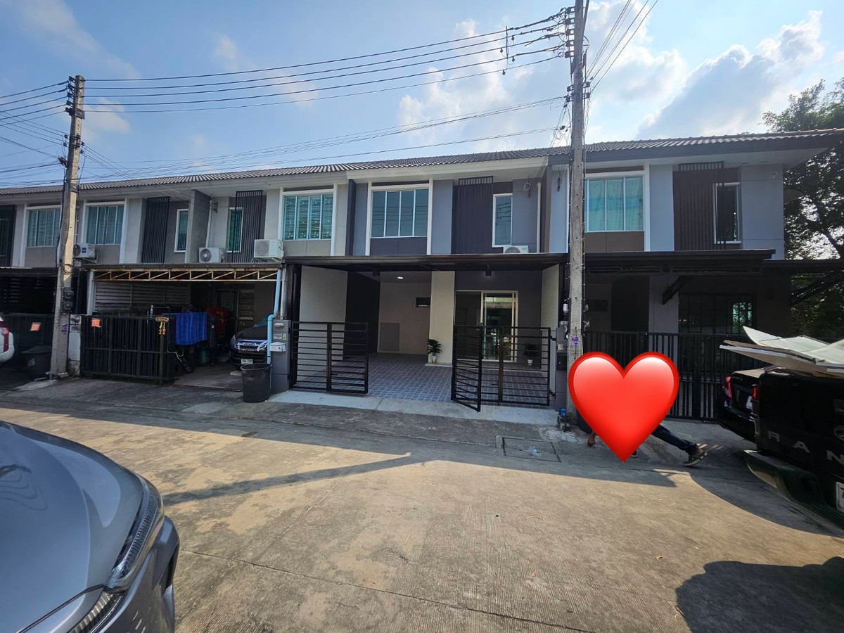 For SaleTownhomePathum Thani,Rangsit, Thammasat : Newly renovated townhouse for sale Ready to move in immediately 💥 Special price only 1.89 million baht 💥 Newly renovated house. The price is less than a million. Not easy to find in this area!