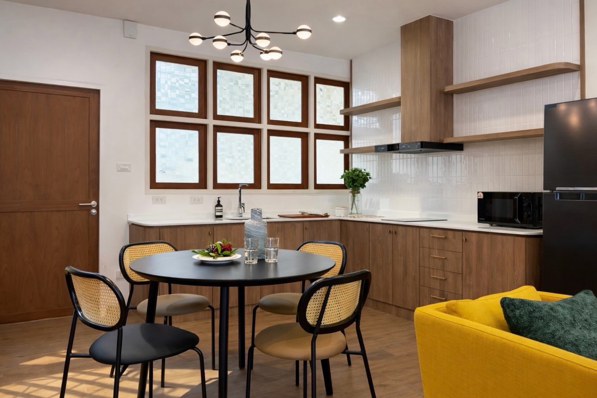 For RentHouseSukhumvit, Asoke, Thonglor : 🔹 Detached House at Ekkamai–Thonglor 🔹• Usable area: 250 sq.m. • Land area: 33 sq.wah • 3 Bedrooms • 2 Bathrooms • 2 Parking spaces 🐾 Pet-friendly 🐾