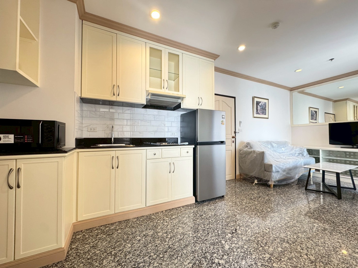 For SaleCondoRatchathewi,Phayathai : Condo for sale near Phaya Thai BTS, newly renovated with high-quality materials. Large unit size of 50 sq.m. with 2 bedrooms and 1 bathroom at Pathumwan Resort Condominium. Fully furnished with premium furniture and electrical appliances.