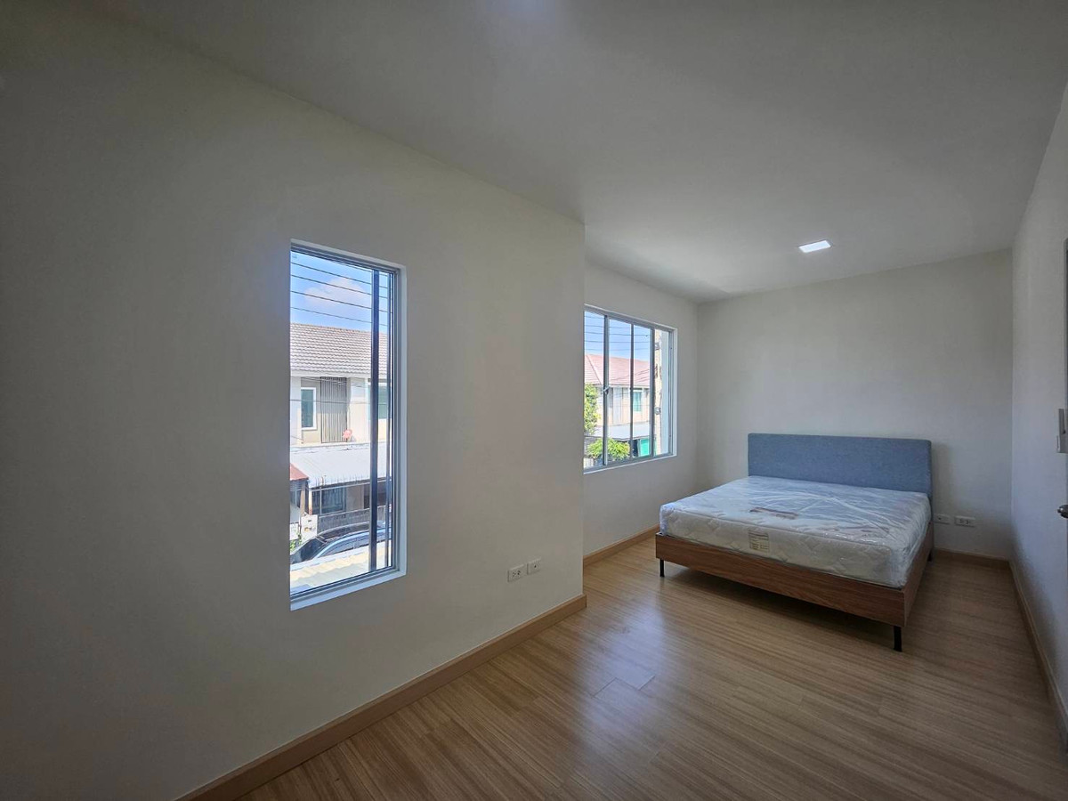 For SaleTownhomePathum Thani,Rangsit, Thammasat : Newly renovated townhouse for sale Ready to move in immediately 💥 Special price only 1.89 million baht 💥 Newly renovated house. The price is less than a million. Not easy to find in this area!