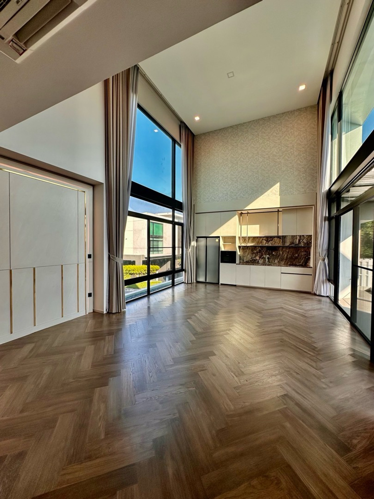 บ้านพัฒนาการ ศรีนครินทร์ : ขาย / เช่า พร้อมสระว่ายน้ำ และ ลิฟต์ส่วนตัว