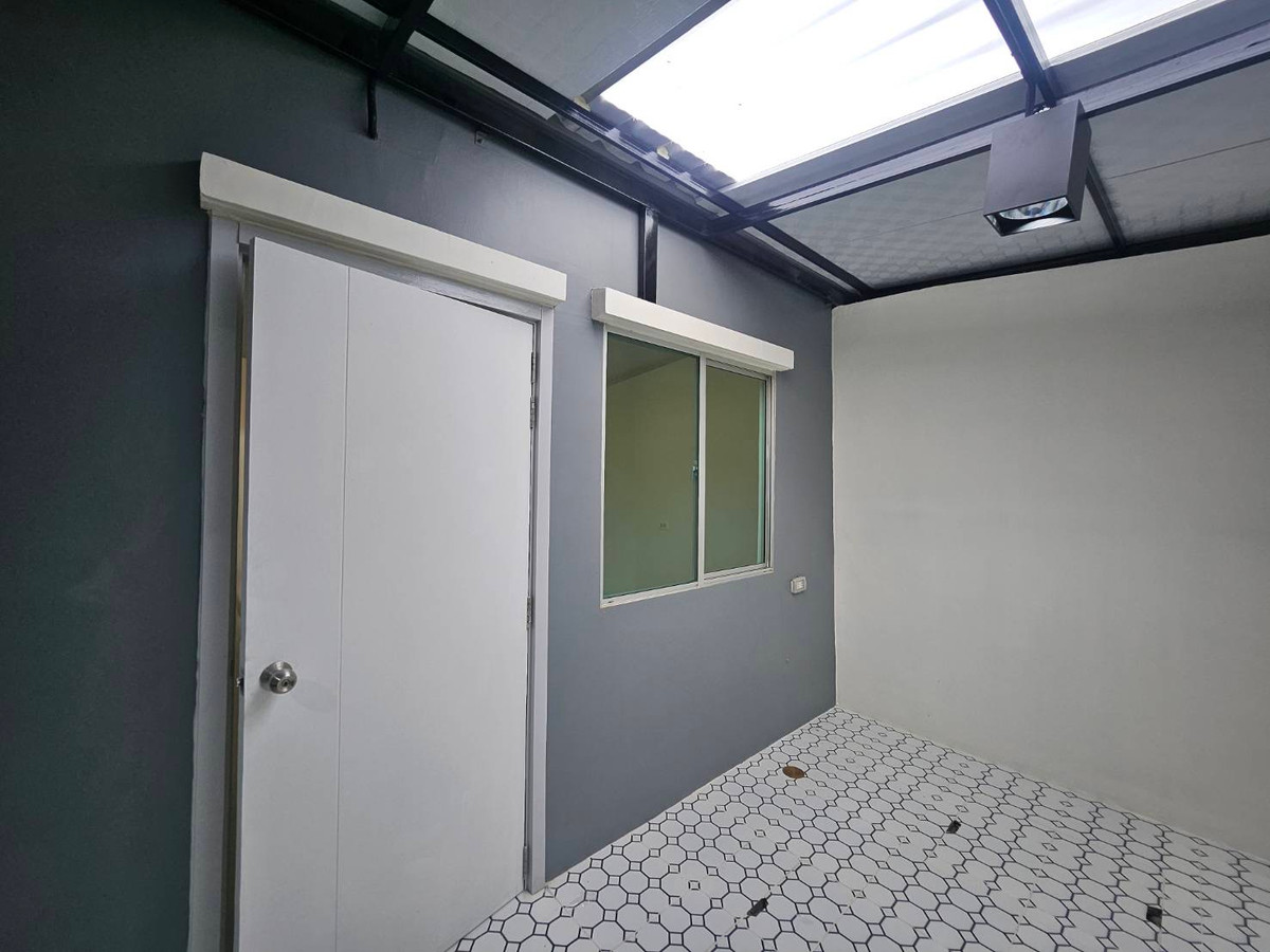 For SaleTownhomePathum Thani,Rangsit, Thammasat : Newly renovated townhouse for sale Ready to move in immediately 💥 Special price only 1.89 million baht 💥 Newly renovated house. The price is less than a million. Not easy to find in this area!