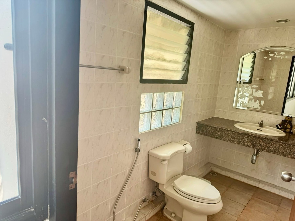 ให้เช่าโฮมออฟฟิศนานา : โฮมออฟฟิศให้เช่า สุขุมวิท 4 รีโนเวทใหม่ทั้งหลัง เหมาะทำสำนักงาน บริษัท และคลินิก