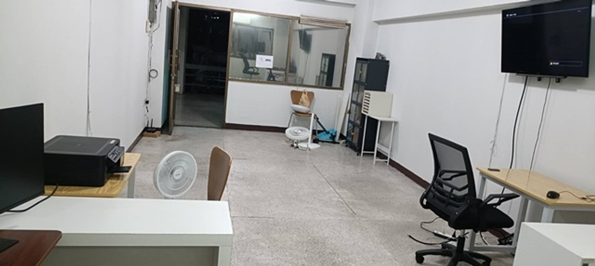 For RentOfficeRatchadapisek, Huaikwang, Suttisan : near MRT Sutthisan 900m. The cheapest office for rent 2nd floor room 9-storey commercial building 8