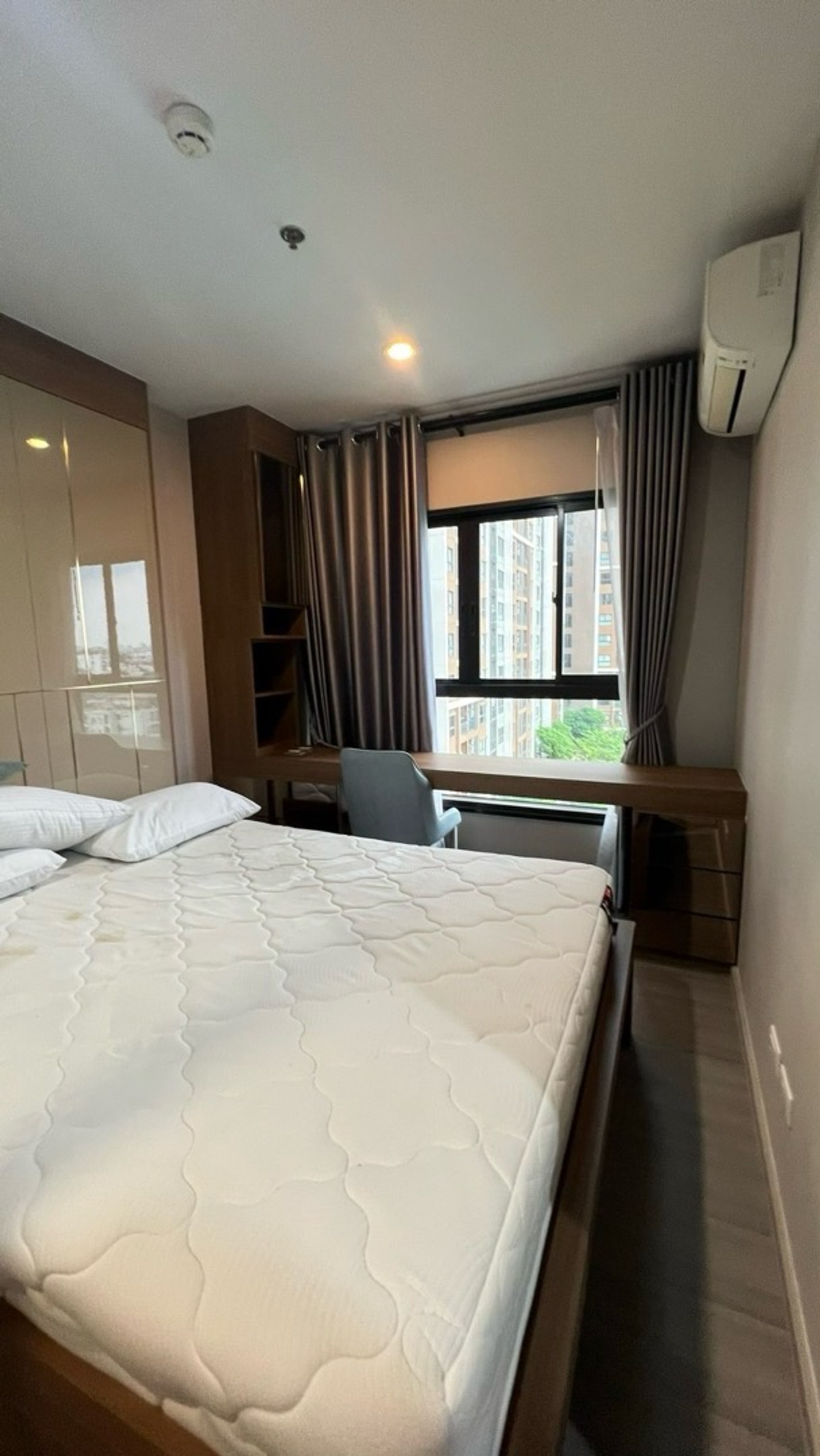 ให้เช่าคอนโดปิ่นเกล้า จรัญสนิทวงศ์ : ให้เช่า Parkland จรัญ-ปิ่นเกล้า 2 ห้องนอน วิวสระ ตึก B ชั้น 9 ขนาด 47 ตร.ม. ราคา 24,000 บาท