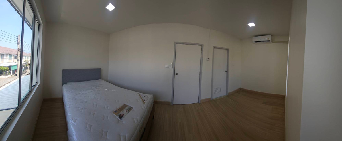 For SaleTownhomePathum Thani,Rangsit, Thammasat : Newly renovated townhouse for sale Ready to move in immediately 💥 Special price only 1.89 million baht 💥 Newly renovated house. The price is less than a million. Not easy to find in this area!