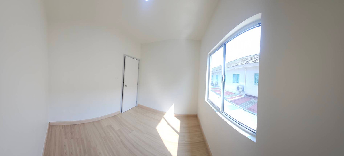 For SaleTownhomePathum Thani,Rangsit, Thammasat : Newly renovated townhouse for sale Ready to move in immediately 💥 Special price only 1.89 million baht 💥 Newly renovated house. The price is less than a million. Not easy to find in this area!