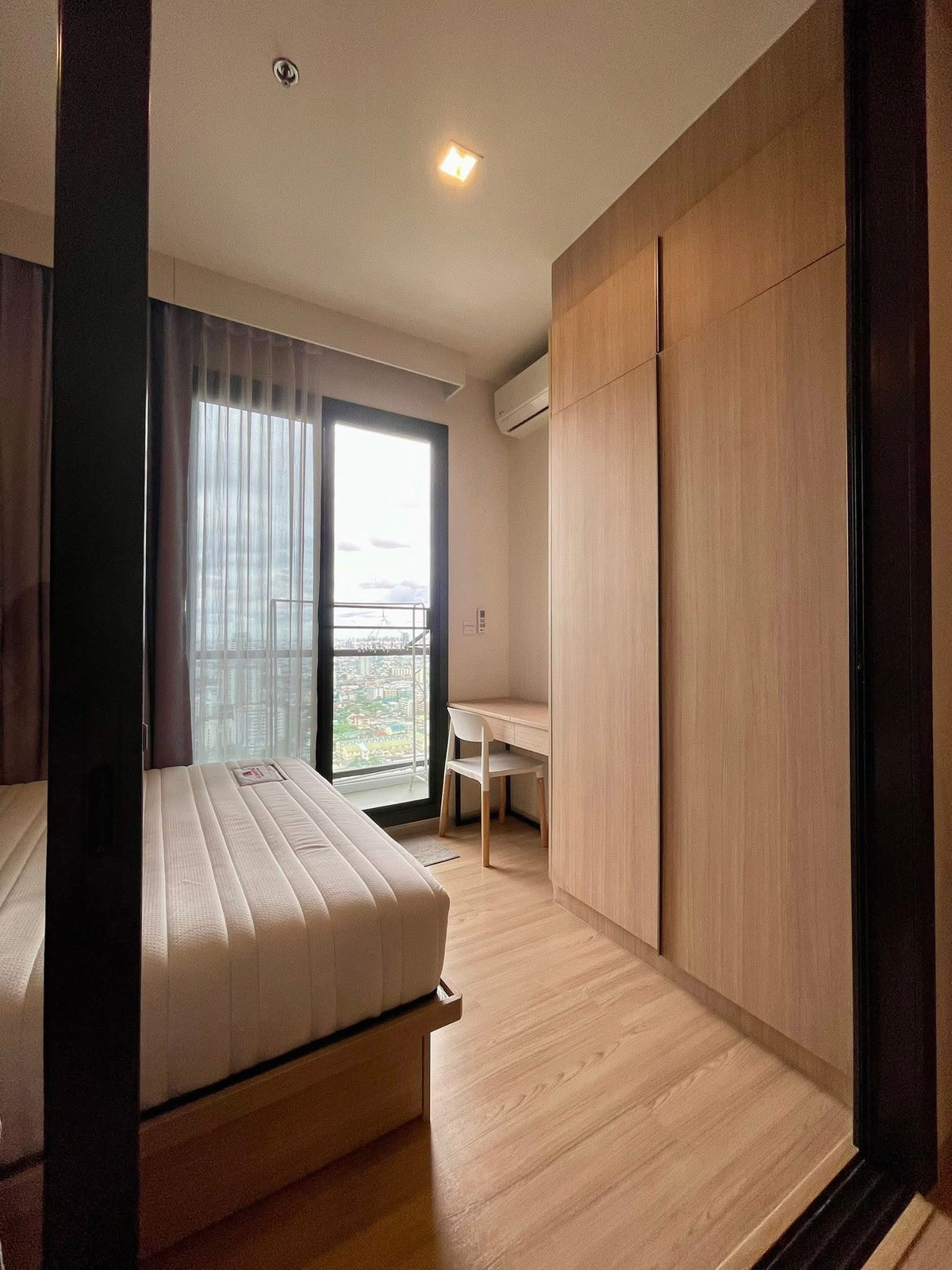 ให้เช่าคอนโดสะพานควาย จตุจักร : ### คอนโดพร้อมอยู่ ใกล้ห้างเซ็นทรัล ลาดพร้าว ใกล้ห้างยูเนี่ยนมอล ใกล้ ม.เกษตรศาสตร์**M Jatujak คอนโดใจกลางเมือง ใกล้ BTS หมอชิต และ MRT จตุจักร**- **ราคาเช่าเพียง 17,000 บาท/เดือน**- **ขนาด 28 ตร.ม. 1 ห้องนอน 1 ห้องน้ำ**- **สถานที่ใกล้เคียง**: ตลาดจ