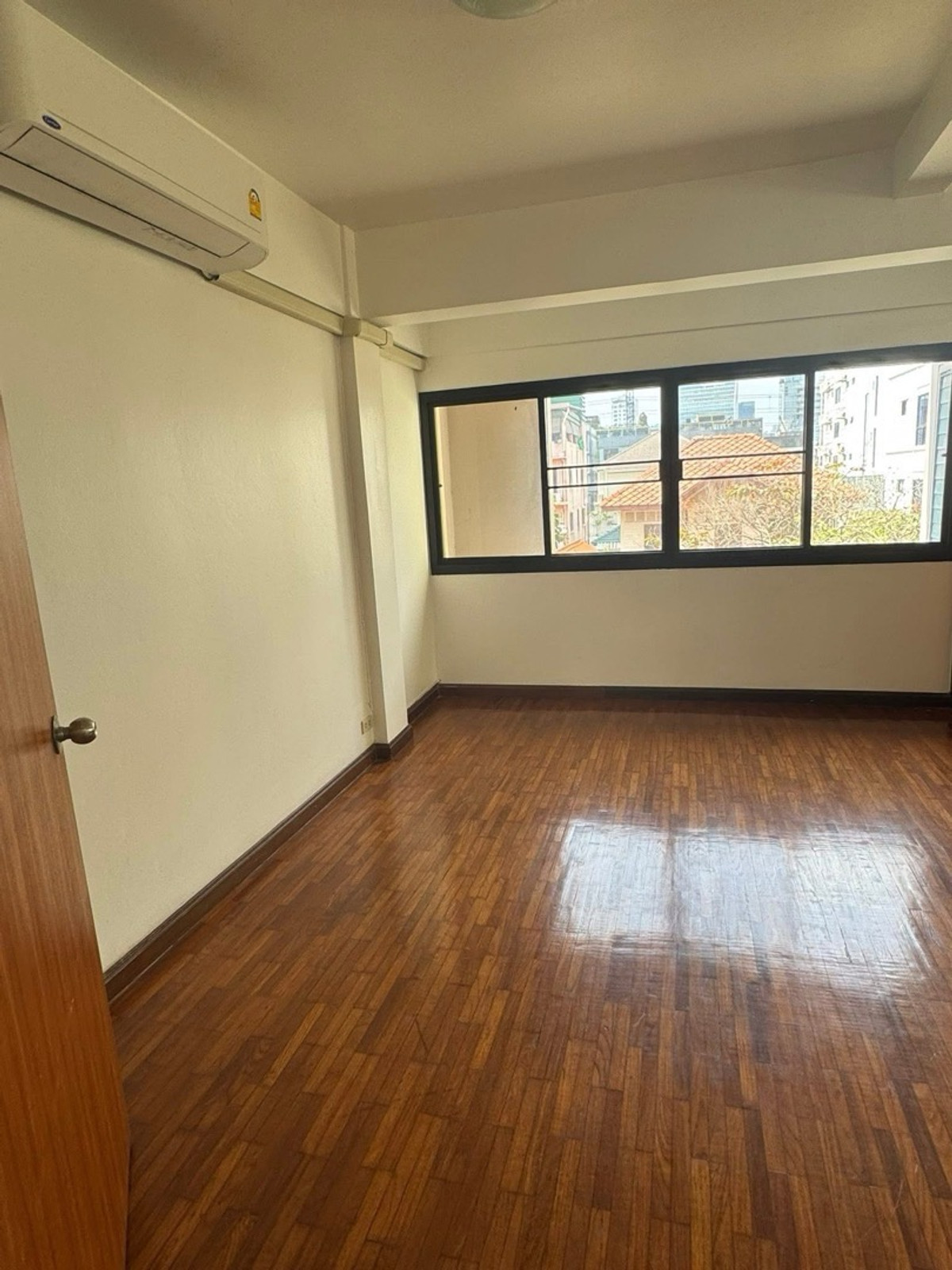 ให้เช่าโฮมออฟฟิศนานา : โฮมออฟฟิศให้เช่า สุขุมวิท 4 รีโนเวทใหม่ทั้งหลัง เหมาะทำสำนักงาน บริษัท และคลินิก