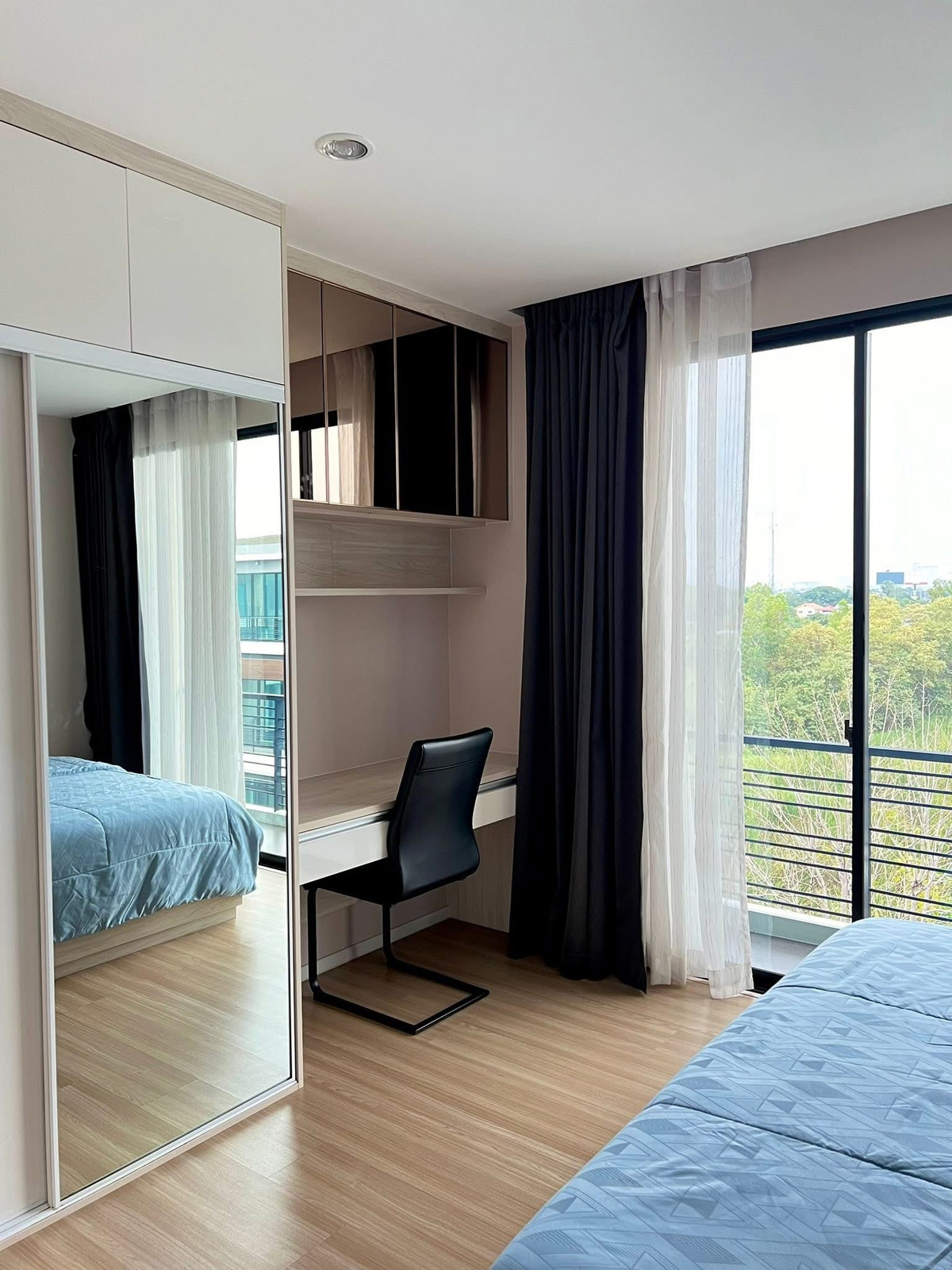 For RentTownhomePattanakan, Srinakarin : Corner 3.5-storey townhome for rent at Nirvana Define on New Krungthep Kreetha road