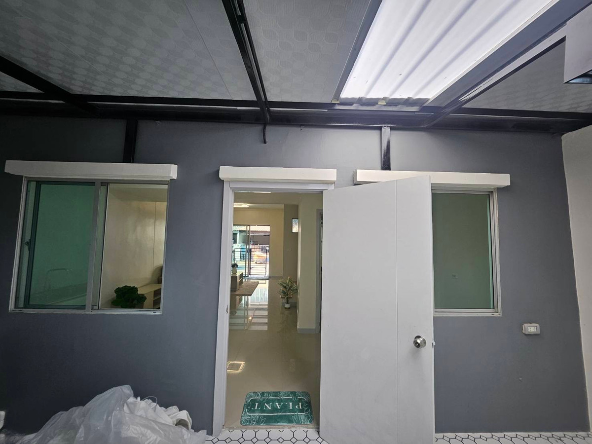 For SaleTownhomePathum Thani,Rangsit, Thammasat : Newly renovated townhouse for sale Ready to move in immediately 💥 Special price only 1.89 million baht 💥 Newly renovated house. The price is less than a million. Not easy to find in this area!