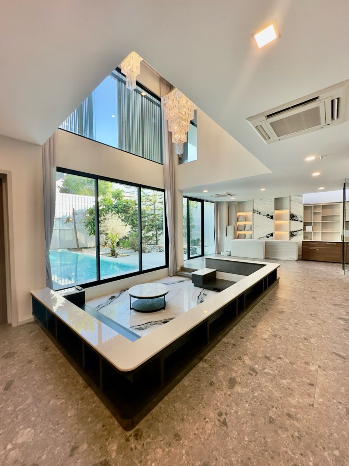 บ้านพัฒนาการ ศรีนครินทร์ : ขาย / เช่า พร้อมสระว่ายน้ำ และ ลิฟต์ส่วนตัว