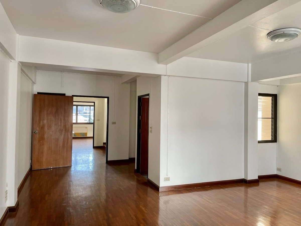 ให้เช่าโฮมออฟฟิศนานา : โฮมออฟฟิศให้เช่า สุขุมวิท 4 รีโนเวทใหม่ทั้งหลัง เหมาะทำสำนักงาน บริษัท และคลินิก