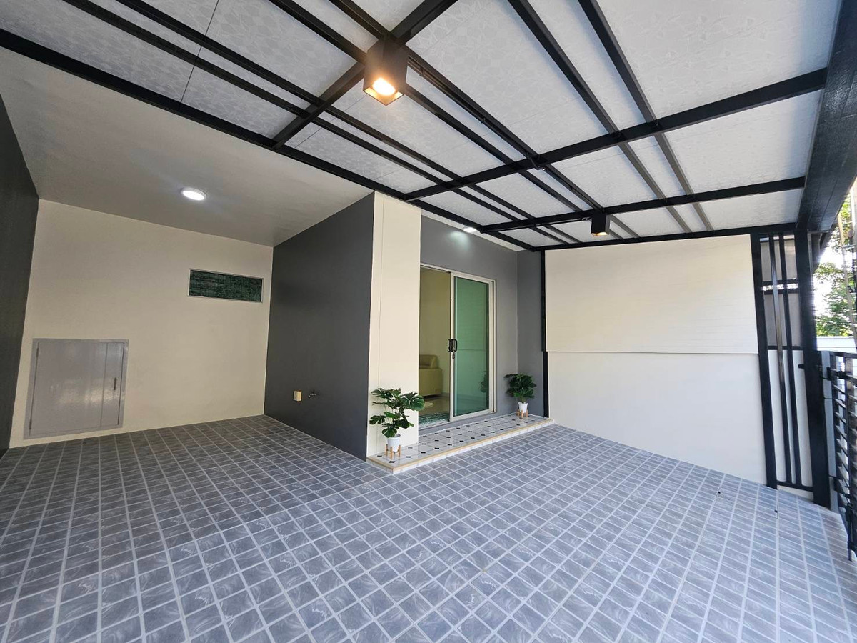 For SaleTownhomePathum Thani,Rangsit, Thammasat : Newly renovated townhouse for sale Ready to move in immediately 💥 Special price only 1.89 million baht 💥 Newly renovated house. The price is less than a million. Not easy to find in this area!