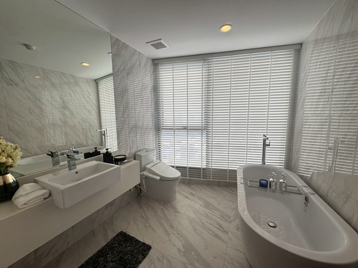 ขายคอนโดคลองเตย กล้วยน้ำไท : Coco Parc Prime Location เพียงไม่กี่นาทีถึง CBD สาทร–สีลม ใกล้ MRT Lumpini2Bed 2Bath 88.7 sq.m. Price 21.995 MBPhat : 064-642-8664Nui : 094-624-2014