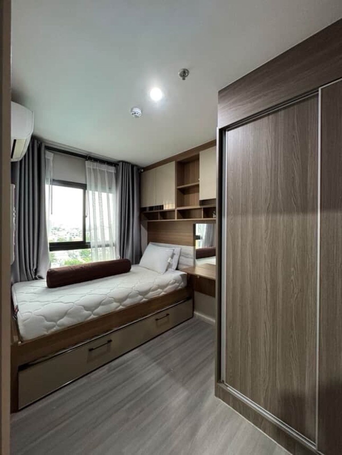 For RentCondoPinklao, Charansanitwong : For rent, Parkland Charan-Pinklao, 2 bedrooms, pool view, Building B, 9th floor, size 47 sq m, price 24,000 baht.