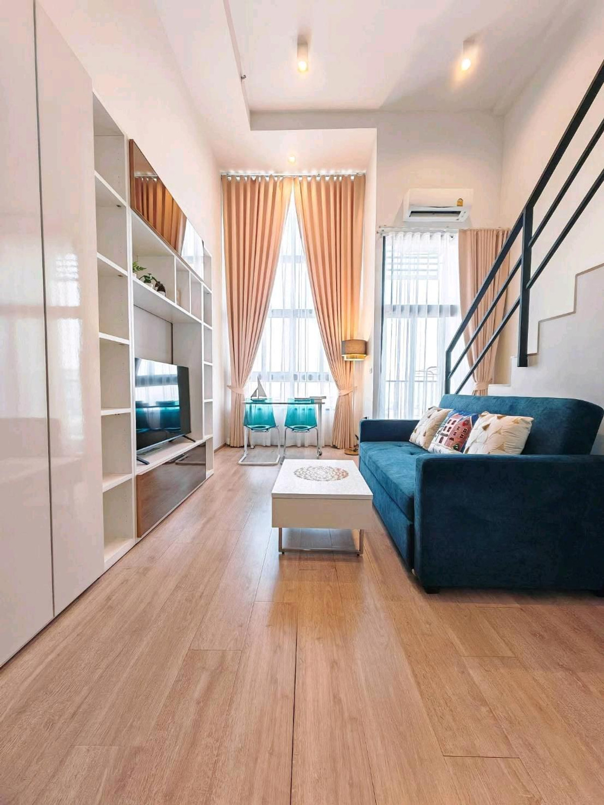 For RentCondoRama9, Petchburi, RCA : 📍 Potential location in the heart of Rama 9, close to MRT and complete shopping center.