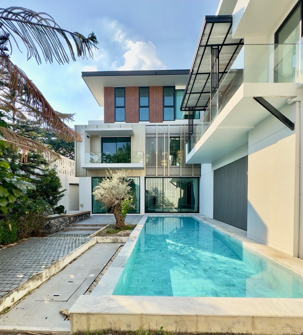 บ้านพัฒนาการ ศรีนครินทร์ : ขาย / เช่า พร้อมสระว่ายน้ำ และ ลิฟต์ส่วนตัว