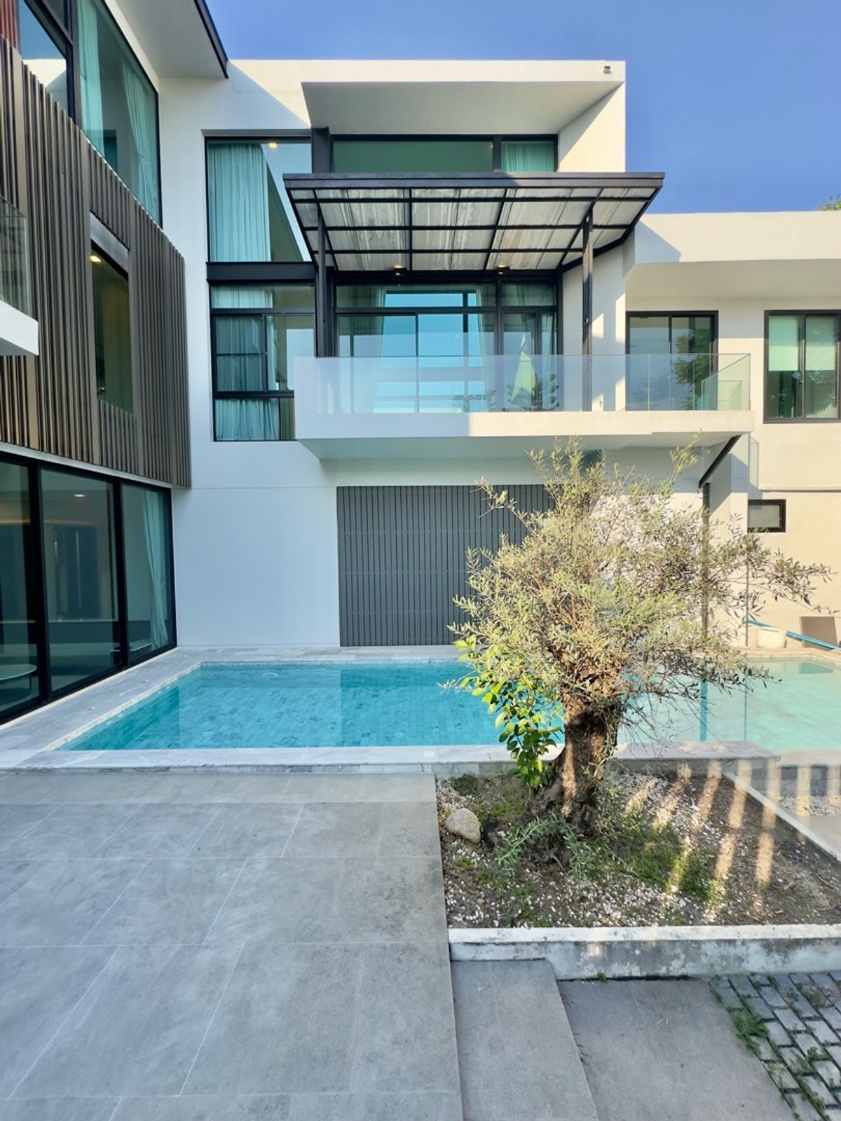 บ้านพัฒนาการ ศรีนครินทร์ : ขาย / เช่า พร้อมสระว่ายน้ำ และ ลิฟต์ส่วนตัว