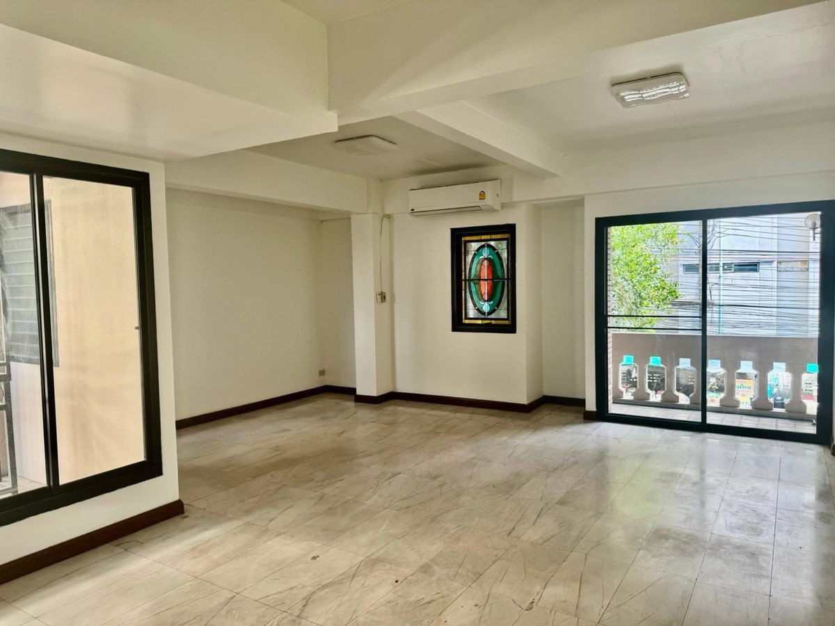 ให้เช่าโฮมออฟฟิศนานา : โฮมออฟฟิศให้เช่า สุขุมวิท 4 รีโนเวทใหม่ทั้งหลัง เหมาะทำสำนักงาน บริษัท และคลินิก