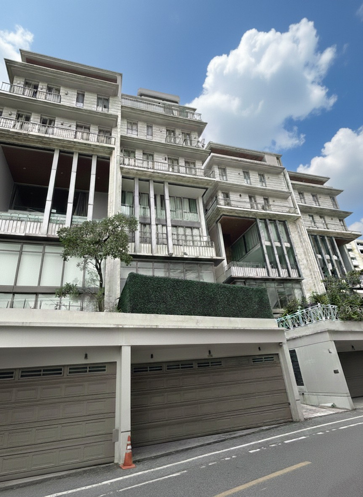 ให้เช่าทาวน์โฮมสุขุมวิท อโศก ทองหล่อ : ✨ให้เช่าบ้านหรู8ชั้นขนาดใหญ่เลี้ยงสัตว์ได้ย่านพร้อมพงษ์ 4ห้องนอน 680ตรม. เฟอร์นิเจอร์ครบ พร้อมสระว่ายน้ำและลิฟท์ส่วนตัว ใกล้BTS พร้อมพงษ์