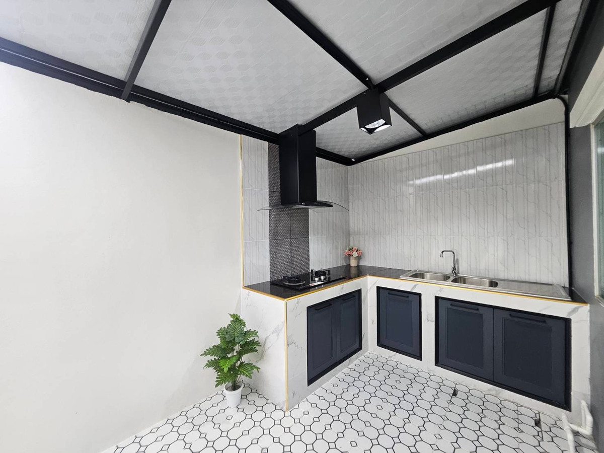 For SaleTownhomePathum Thani,Rangsit, Thammasat : Newly renovated townhouse for sale Ready to move in immediately 💥 Special price only 1.89 million baht 💥 Newly renovated house. The price is less than a million. Not easy to find in this area!