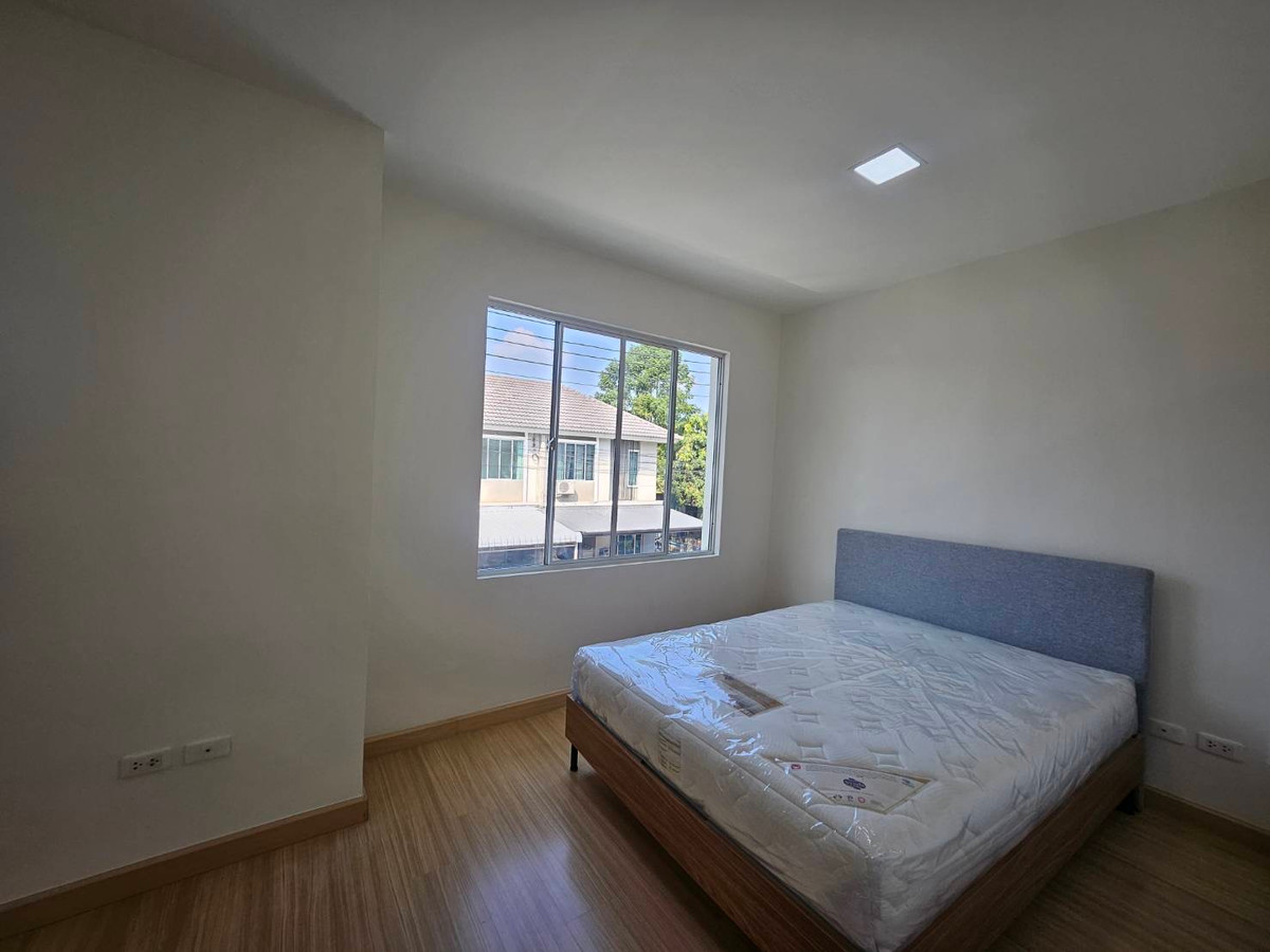 For SaleTownhomePathum Thani,Rangsit, Thammasat : Newly renovated townhouse for sale Ready to move in immediately 💥 Special price only 1.89 million baht 💥 Newly renovated house. The price is less than a million. Not easy to find in this area!