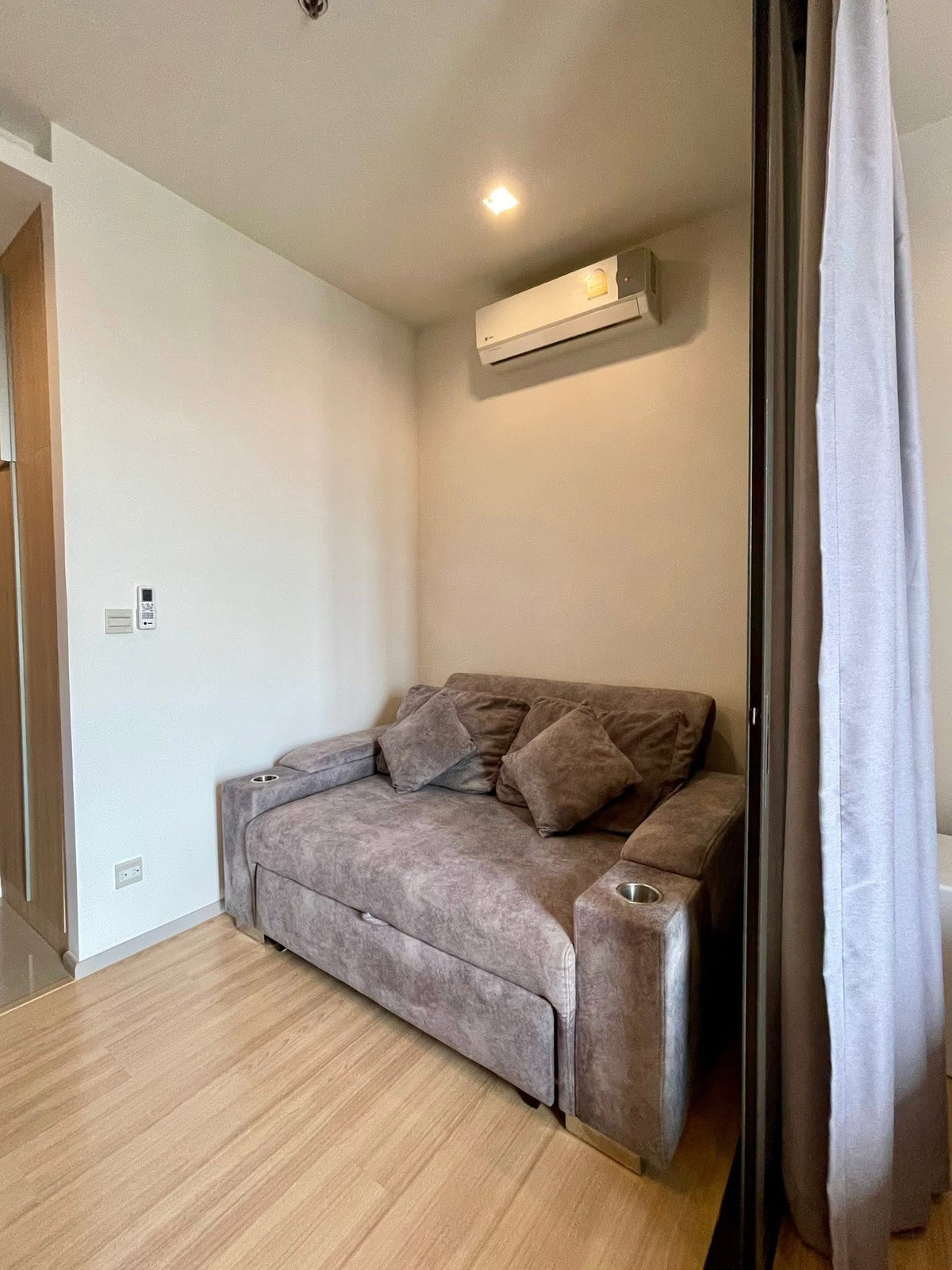 ให้เช่าคอนโดสะพานควาย จตุจักร : ### คอนโดพร้อมอยู่ ใกล้ห้างเซ็นทรัล ลาดพร้าว ใกล้ห้างยูเนี่ยนมอล ใกล้ ม.เกษตรศาสตร์**M Jatujak คอนโดใจกลางเมือง ใกล้ BTS หมอชิต และ MRT จตุจักร**- **ราคาเช่าเพียง 17,000 บาท/เดือน**- **ขนาด 28 ตร.ม. 1 ห้องนอน 1 ห้องน้ำ**- **สถานที่ใกล้เคียง**: ตลาดจ