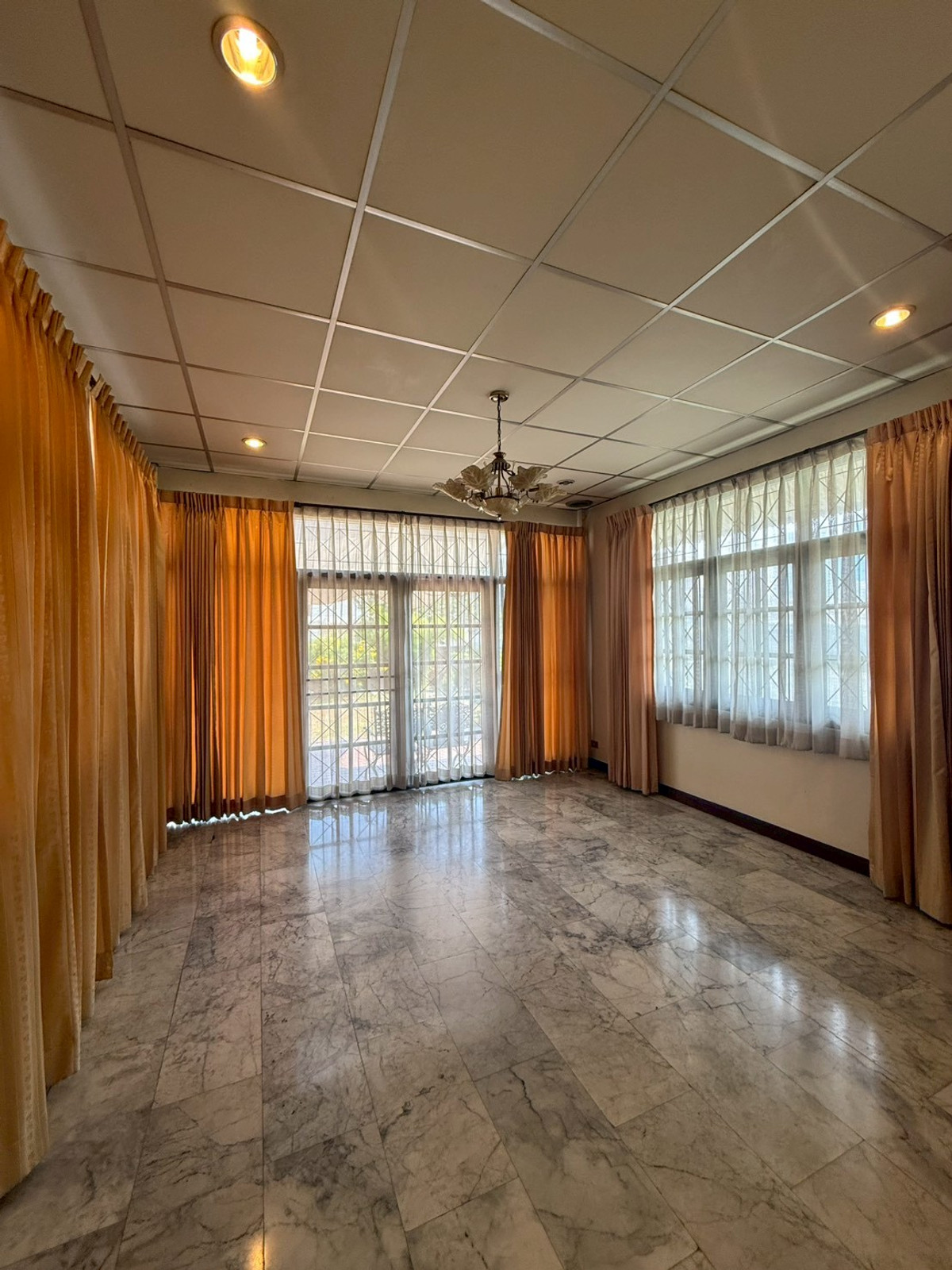 ให้เช่าบ้านพระราม 9 เพชรบุรีตัดใหม่ RCA : บ้านเดี่ยวให้เช่า ใกล้พระราม 9 - เอกมัย เดินทางง่าย ห้องนอนเยอะ พื้นที่กว้าง 150 ตร.วา. นัดชมด่วนโทร