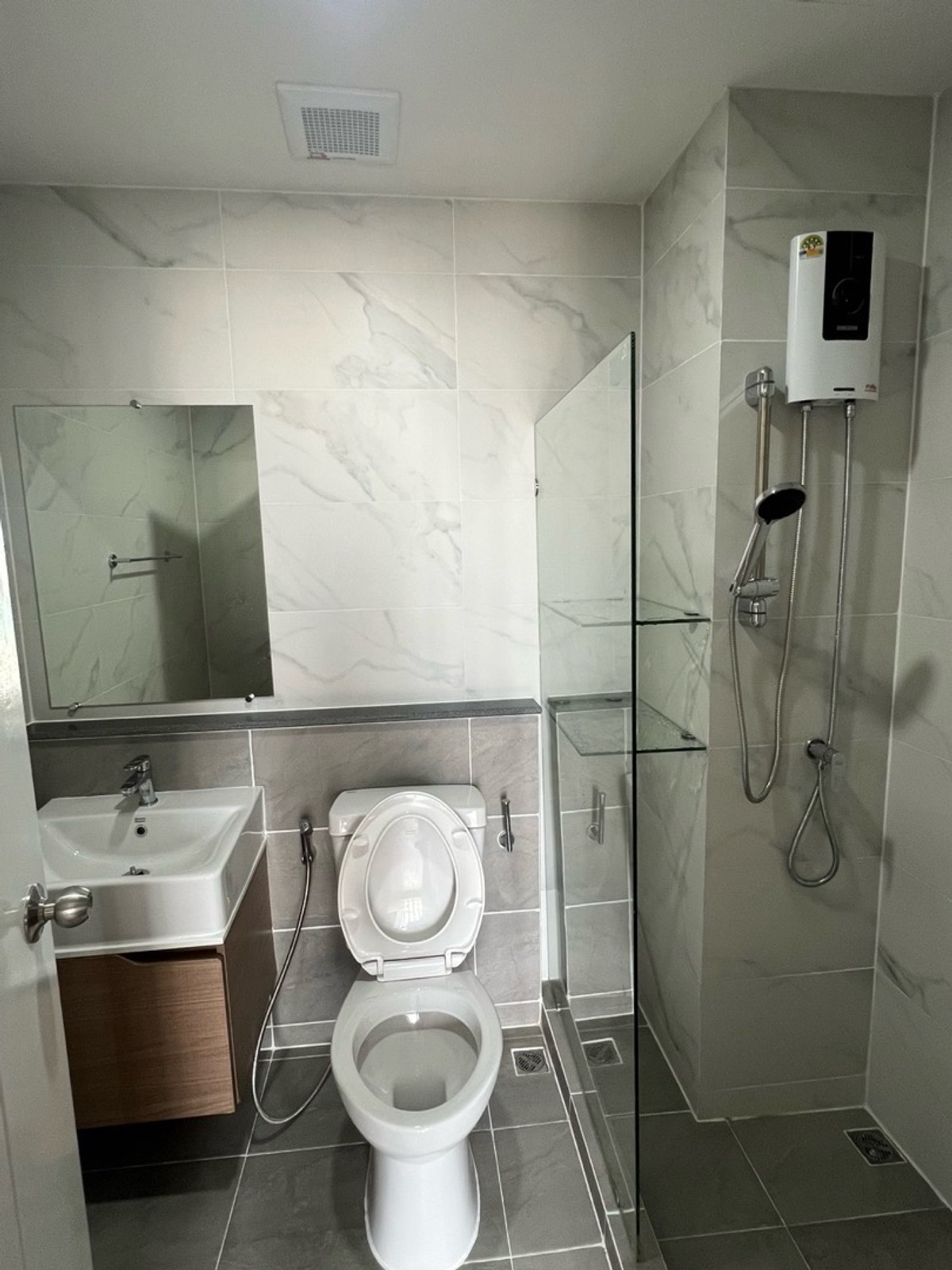 ให้เช่าคอนโดสมุทรปราการ สำโรง : ปล่อยคอนโดให้เช่า ใหม่แกะกล่อง Alive sukumvit 76 27.89 ตรม ตึก B ชั้น 6 Line @bzprOperty