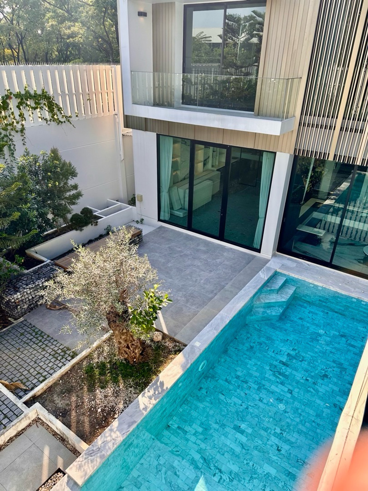 บ้านพัฒนาการ ศรีนครินทร์ : ขาย / เช่า พร้อมสระว่ายน้ำ และ ลิฟต์ส่วนตัว