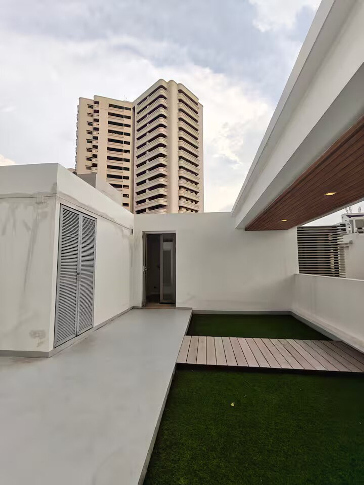 ให้เช่าทาวน์โฮมสุขุมวิท อโศก ทองหล่อ : ✨ให้เช่าบ้านหรู8ชั้นขนาดใหญ่เลี้ยงสัตว์ได้ย่านพร้อมพงษ์ 4ห้องนอน 680ตรม. เฟอร์นิเจอร์ครบ พร้อมสระว่ายน้ำและลิฟท์ส่วนตัว ใกล้BTS พร้อมพงษ์