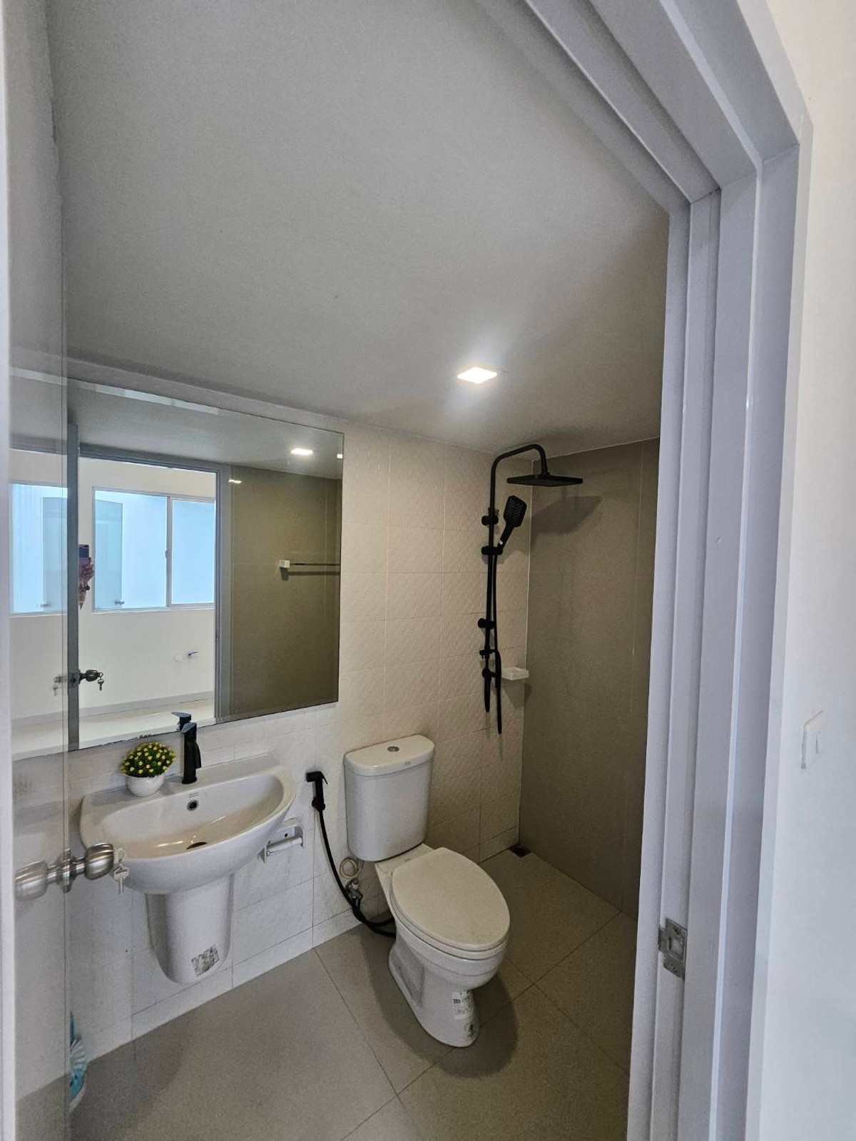 For SaleTownhomePathum Thani,Rangsit, Thammasat : Newly renovated townhouse for sale Ready to move in immediately 💥 Special price only 1.89 million baht 💥 Newly renovated house. The price is less than a million. Not easy to find in this area!