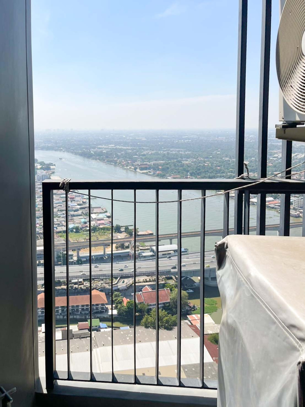 ขายคอนโดรัตนาธิเบศร์ สนามบินน้ำ พระนั่งเกล้า : ขาย คอนโด The Politan Rive แบบ 1 นอน 1 น้ำ 31 ตรม ชั้นสูง ระเบียงทิศใต้ วิวดีสุด ริมแม่น้ำเจ้าพระยา  ใกล้ MRT สะพานพระนั่งเกล้า นนทบุรี สนามบินน้ำ รัตนาธิเบศร์ : KT26S-001