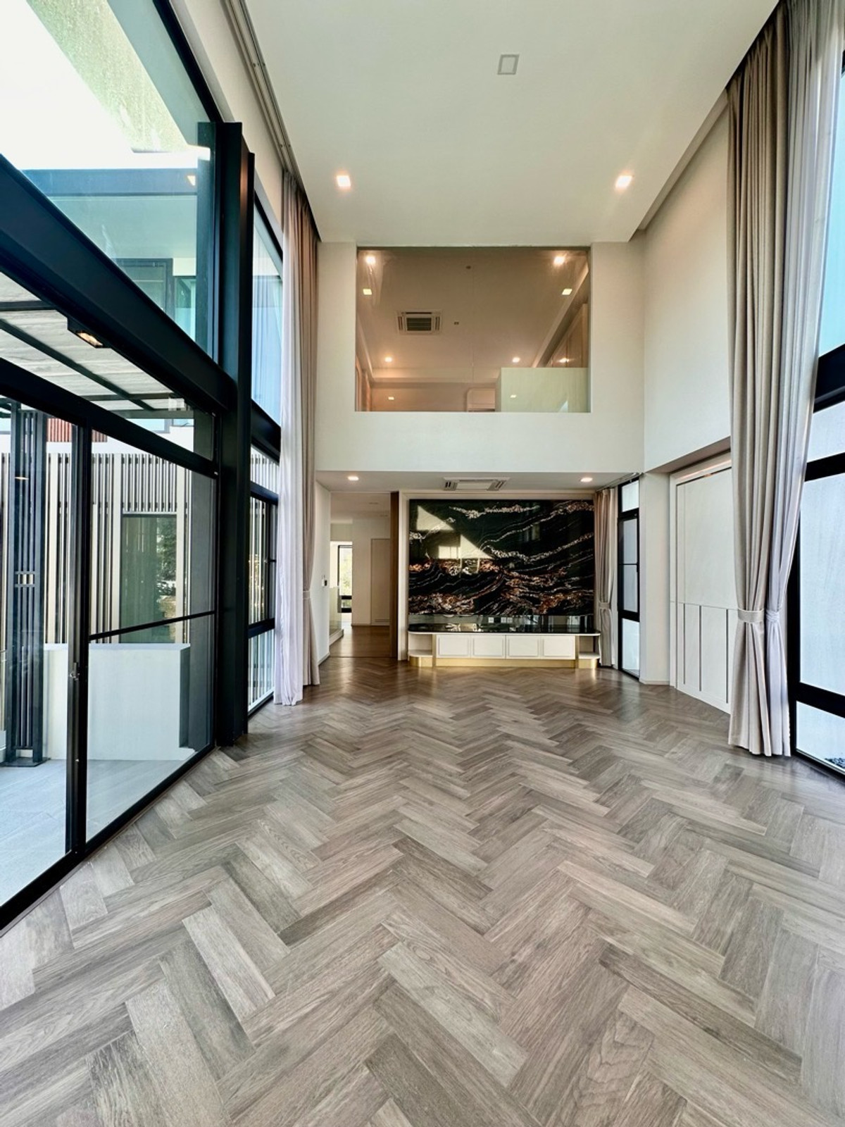 บ้านพัฒนาการ ศรีนครินทร์ : ขาย / เช่า พร้อมสระว่ายน้ำ และ ลิฟต์ส่วนตัว