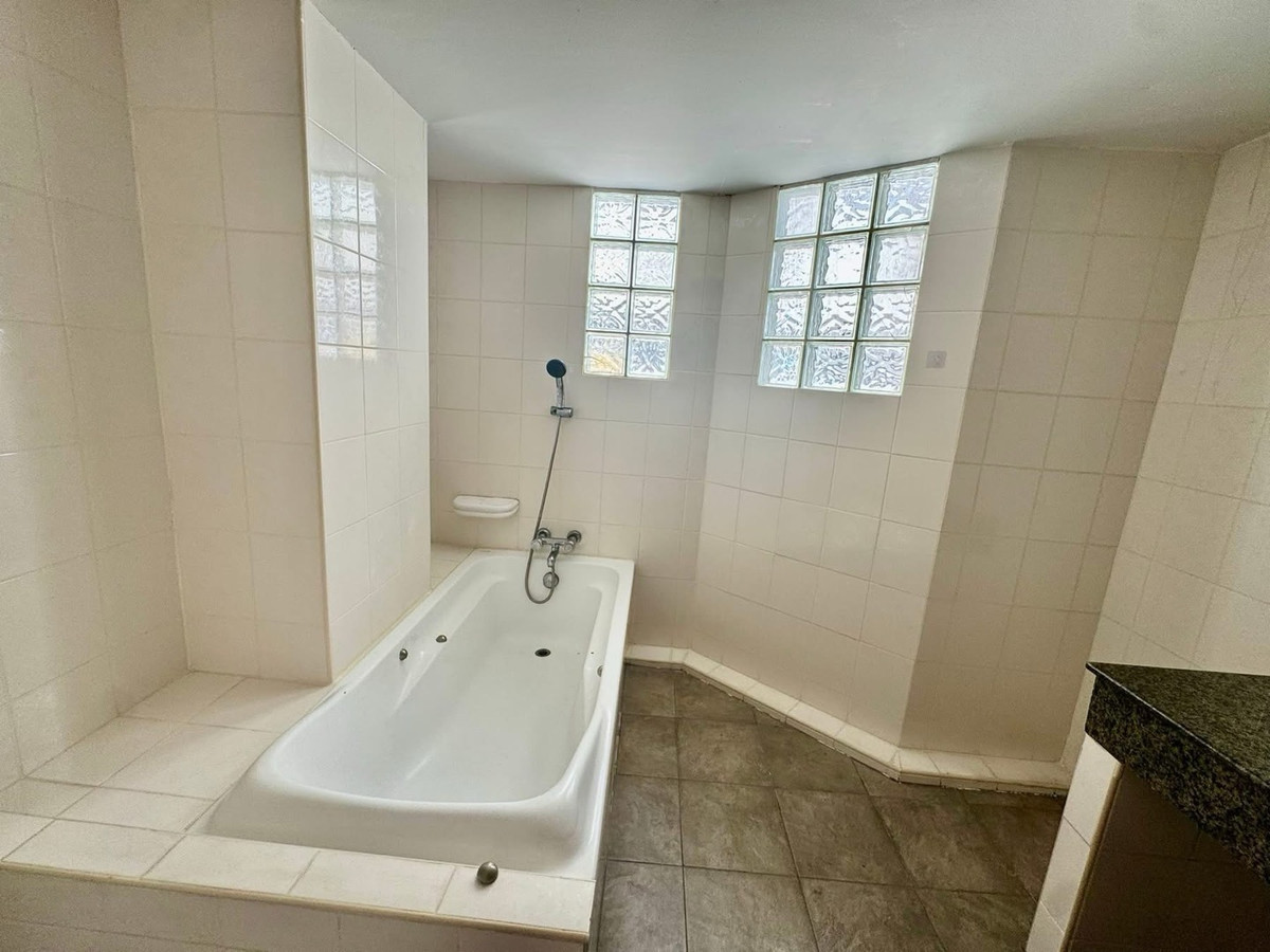 ให้เช่าโฮมออฟฟิศนานา : โฮมออฟฟิศให้เช่า สุขุมวิท 4 รีโนเวทใหม่ทั้งหลัง เหมาะทำสำนักงาน บริษัท และคลินิก