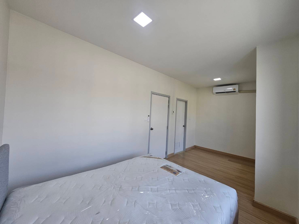 For SaleTownhomePathum Thani,Rangsit, Thammasat : Newly renovated townhouse for sale Ready to move in immediately 💥 Special price only 1.89 million baht 💥 Newly renovated house. The price is less than a million. Not easy to find in this area!