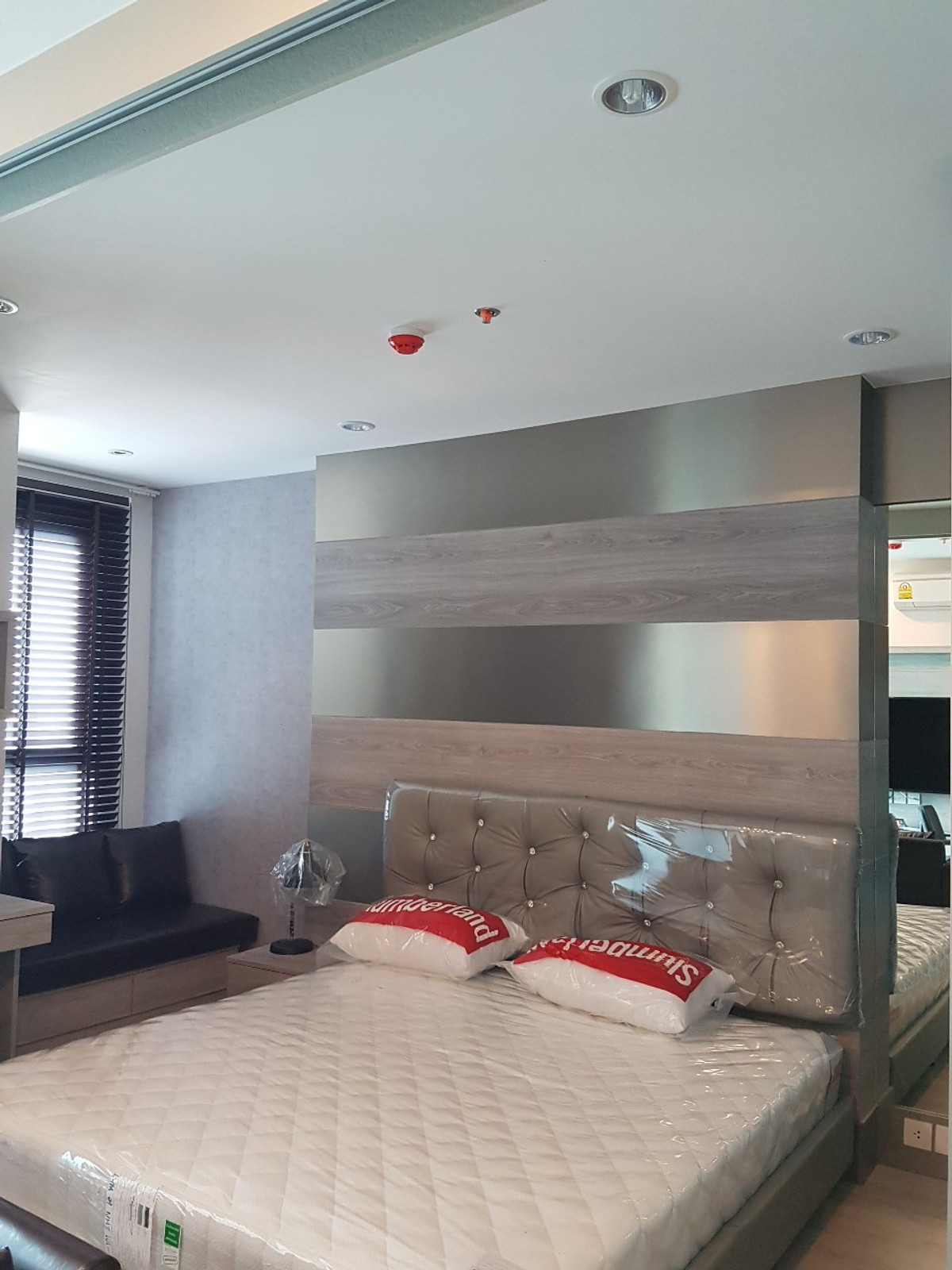 For RentCondoSiam Paragon ,Chulalongkorn,Samyan : Ideo Q Chula Samyan【𝐑𝐄𝐍𝐓】🔥A room with a sharp design, clean color scheme, and strategically arranged space.🔥 Contact Line ID: @hacondo