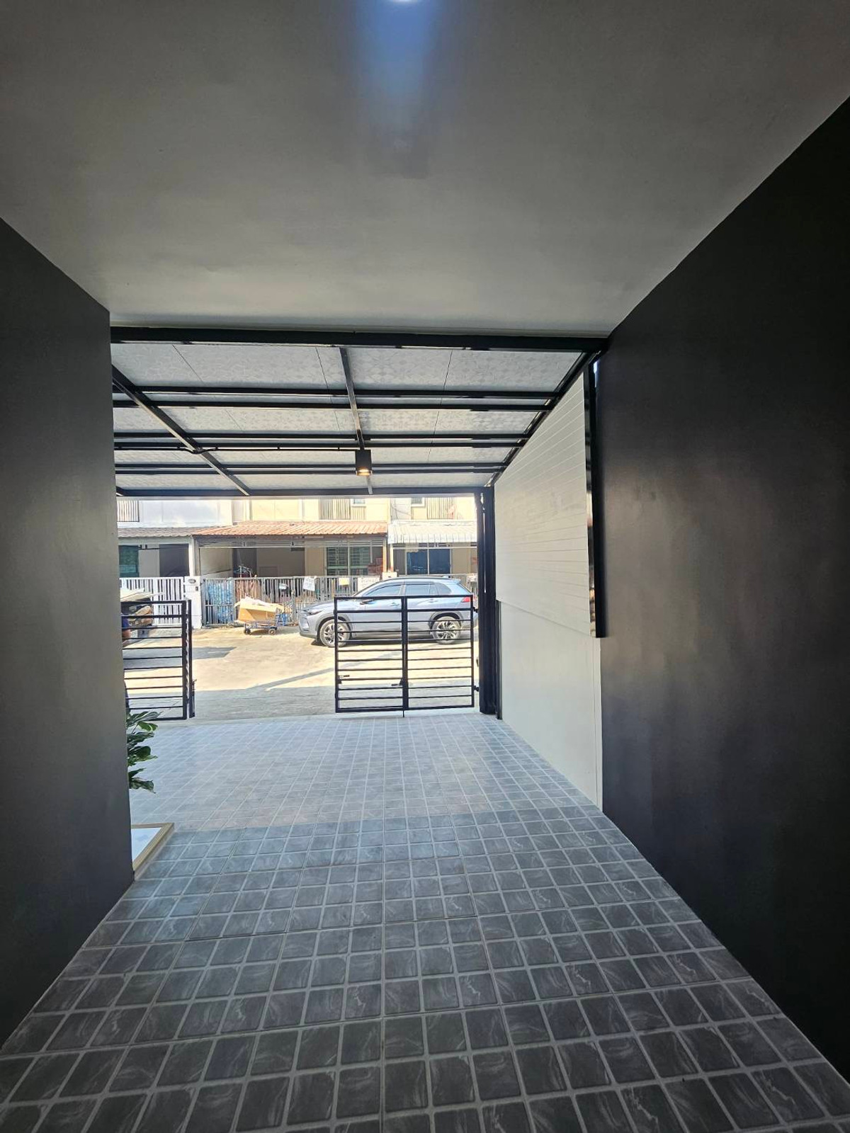 For SaleTownhomePathum Thani,Rangsit, Thammasat : Newly renovated townhouse for sale Ready to move in immediately 💥 Special price only 1.89 million baht 💥 Newly renovated house. The price is less than a million. Not easy to find in this area!