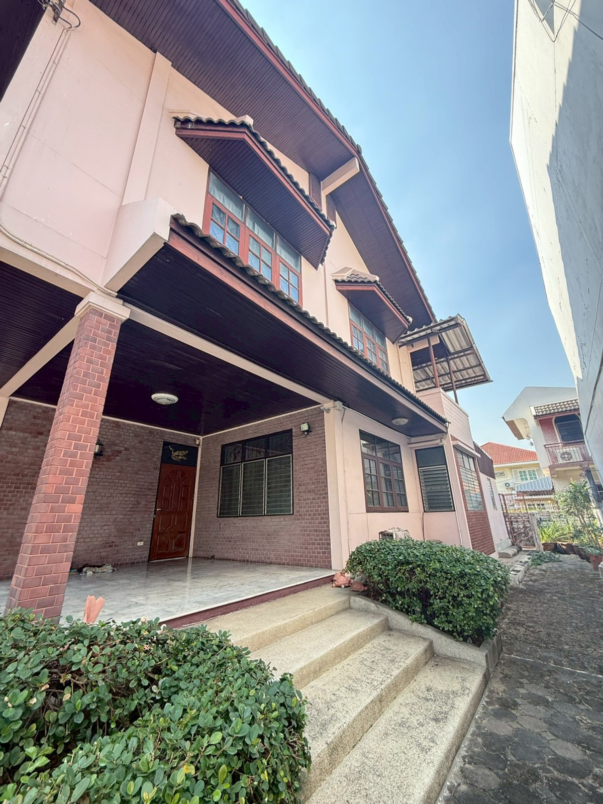 ให้เช่าบ้านพระราม 9 เพชรบุรีตัดใหม่ RCA : บ้านเดี่ยวให้เช่า ใกล้พระราม 9 - เอกมัย เดินทางง่าย ห้องนอนเยอะ พื้นที่กว้าง 150 ตร.วา. นัดชมด่วนโทร