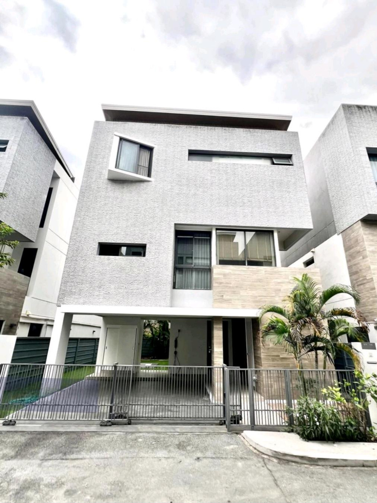 ให้เช่าบ้านพระราม 9 เพชรบุรีตัดใหม่ RCA : 🚩For Rent : Parc priva (พาร์ค พรีว่า) / 4bed, 5bath / 🔋🔌EV charger / Newly Renovated 