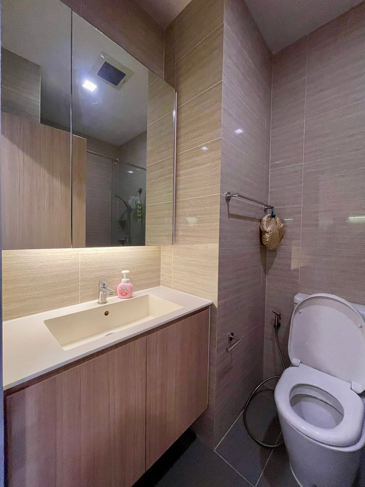 ให้เช่าคอนโดสะพานควาย จตุจักร : ### คอนโดพร้อมอยู่ ใกล้ห้างเซ็นทรัล ลาดพร้าว ใกล้ห้างยูเนี่ยนมอล ใกล้ ม.เกษตรศาสตร์**M Jatujak คอนโดใจกลางเมือง ใกล้ BTS หมอชิต และ MRT จตุจักร**- **ราคาเช่าเพียง 17,000 บาท/เดือน**- **ขนาด 28 ตร.ม. 1 ห้องนอน 1 ห้องน้ำ**- **สถานที่ใกล้เคียง**: ตลาดจ