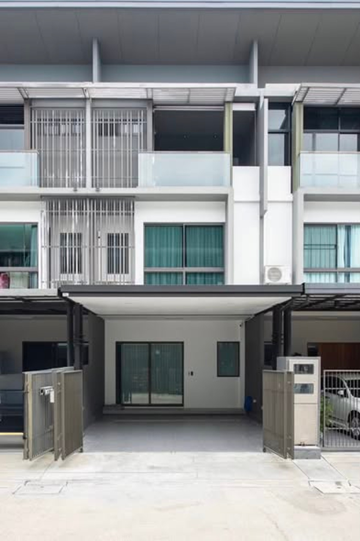 For RentTownhomeKaset Nawamin,Ladplakao : RH013725 Townhouse for rent, The Landmark Ekkamai-Ramindra. Beautiful house ready to move in