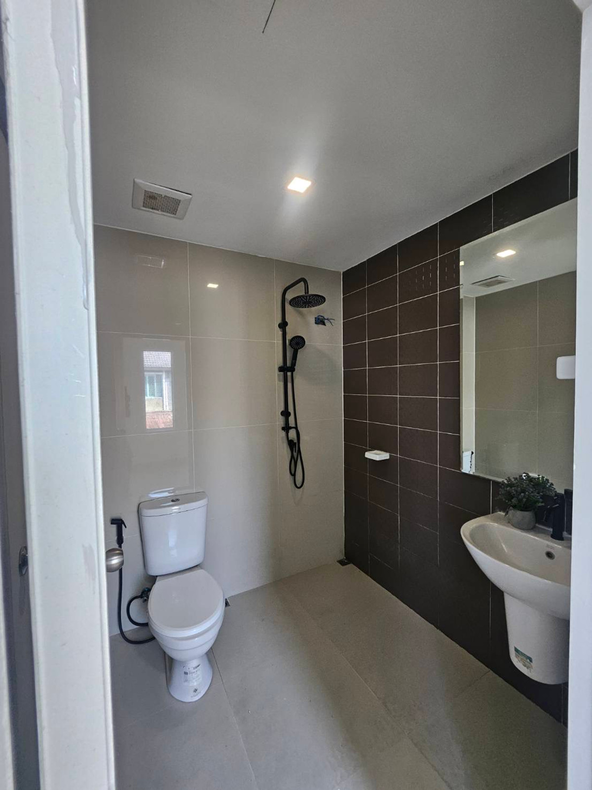 For SaleTownhomePathum Thani,Rangsit, Thammasat : Newly renovated townhouse for sale Ready to move in immediately 💥 Special price only 1.89 million baht 💥 Newly renovated house. The price is less than a million. Not easy to find in this area!