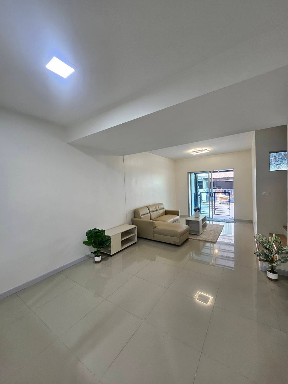 For SaleTownhomePathum Thani,Rangsit, Thammasat : Newly renovated townhouse for sale Ready to move in immediately 💥 Special price only 1.89 million baht 💥 Newly renovated house. The price is less than a million. Not easy to find in this area!