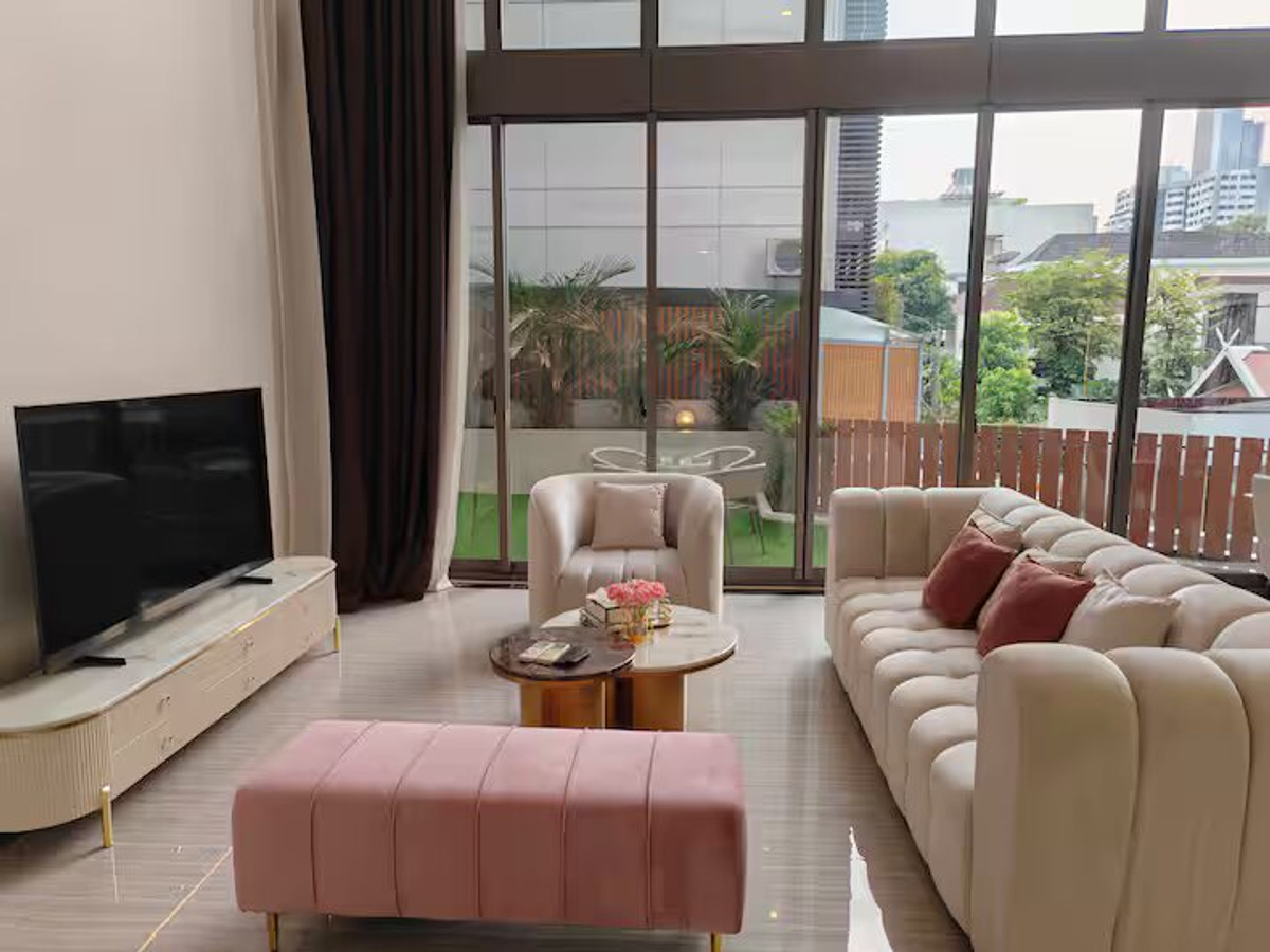 ให้เช่าทาวน์โฮมสุขุมวิท อโศก ทองหล่อ : ✨ให้เช่าบ้านหรู8ชั้นขนาดใหญ่เลี้ยงสัตว์ได้ย่านพร้อมพงษ์ 4ห้องนอน 680ตรม. เฟอร์นิเจอร์ครบ พร้อมสระว่ายน้ำและลิฟท์ส่วนตัว ใกล้BTS พร้อมพงษ์