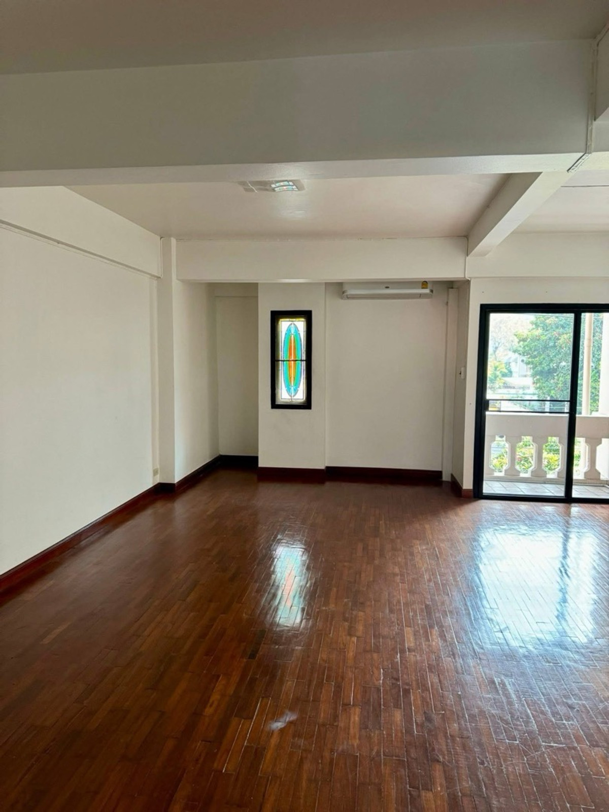 ให้เช่าโฮมออฟฟิศนานา : โฮมออฟฟิศให้เช่า สุขุมวิท 4 รีโนเวทใหม่ทั้งหลัง เหมาะทำสำนักงาน บริษัท และคลินิก